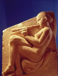 Ludovisi-Thron, Tafel, die eine Frau zeigt, die eine Flöte spielt, ca. 470-60 v. Chr.